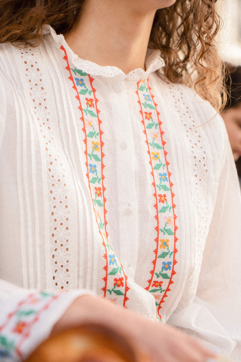 Haut lys IT HIPPIE, blouse légère avec détails floraux, manches longues et col en V, portée élégante et décontractée.