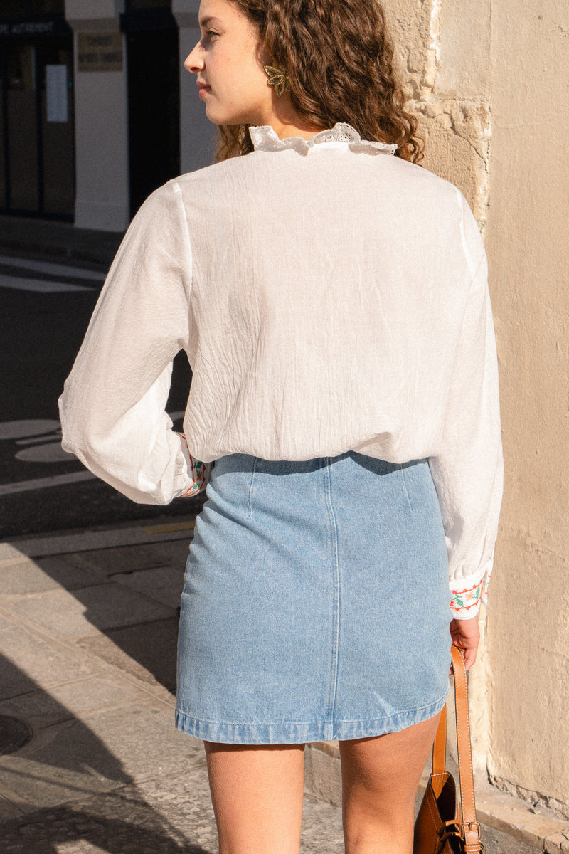 Blouse Lys de la marque IT HIPPIE, haut léger en tissu fluide, portée avec manches longues et finition élégante.