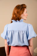 Haut Oly de la marque IT HIPPIE, vêtement féminin, en tissu léger, couleur neutre, présenté sur un mannequin.