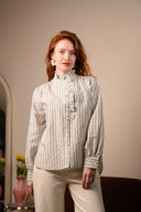 Chemise rayée Alix de la marque IT HIPPIE portée par un mannequin, détails visibles sur le tissu et le design tendance.