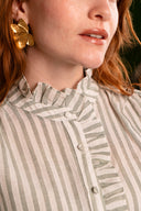 Chemise rayée IT HIPPIE Alix, haut à manches longues avec motifs rayés dans des tons neutres, portée sur un mannequin.