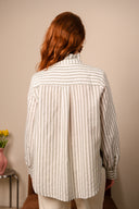 Chemise rayée IT HIPPIE Alix, haut à manches longues avec motifs rayés, portée sur un mannequin.
