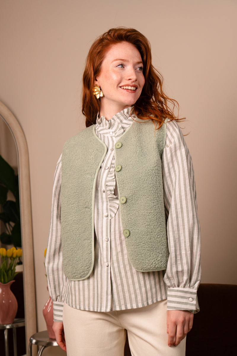 Gilet sans manches Éwan de la marque IT HIPPIE, veste légère pour femme, en tissu confortable, vue de face.