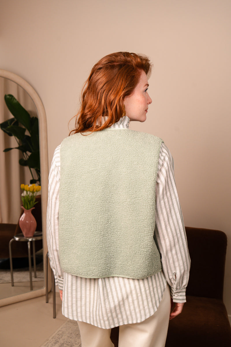 Gilet sans manches Éwan de la marque IT HIPPIE, veste légère en tissu, porté sur un fond neutre.