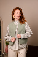 Gilet sans manches Éwan de la marque IT HIPPIE, veste légère pour femme, en tissu doux, porté sur un mannequin.
