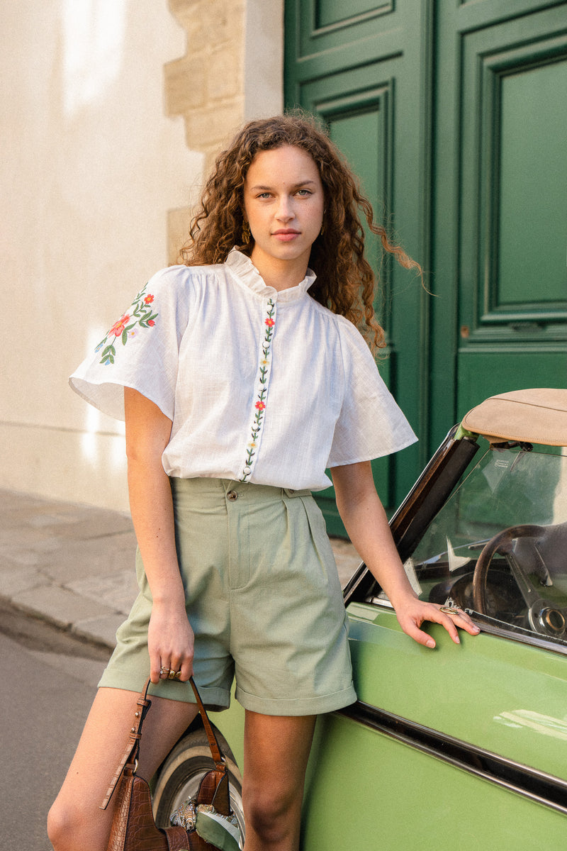 Haut Sia de IT HIPPIE, haut court en tissu léger, couleur neutre, présenté porté sur mannequin.