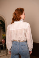 Chemise Amya de IT HIPPIE, haut en tissu léger avec col et manches longues, portée sur un fond neutre.