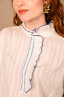 Chemise Amya de IT HIPPIE, haut en tissu léger avec col classique et manches longues, portée sur un mannequin.