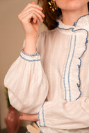 Chemise Amya de IT HIPPIE, haut en tissu léger, couleur beige, avec col et manches longues, portée sur un mannequin.