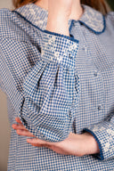Chemise Elie femme en coton bleu à petits carreaux, col claudine fleuri - It Hippie
