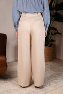 Pantalon Noé beige en viscose, tombé léger et allure épurée, porté avec un haut clair - It Hippie