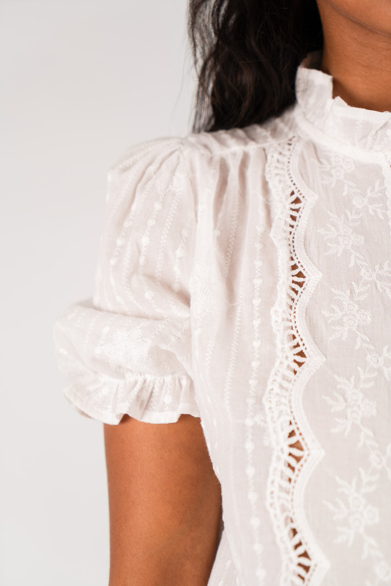 Chemise Margot en coton écru, galons festonnés et broderies - It Hippie