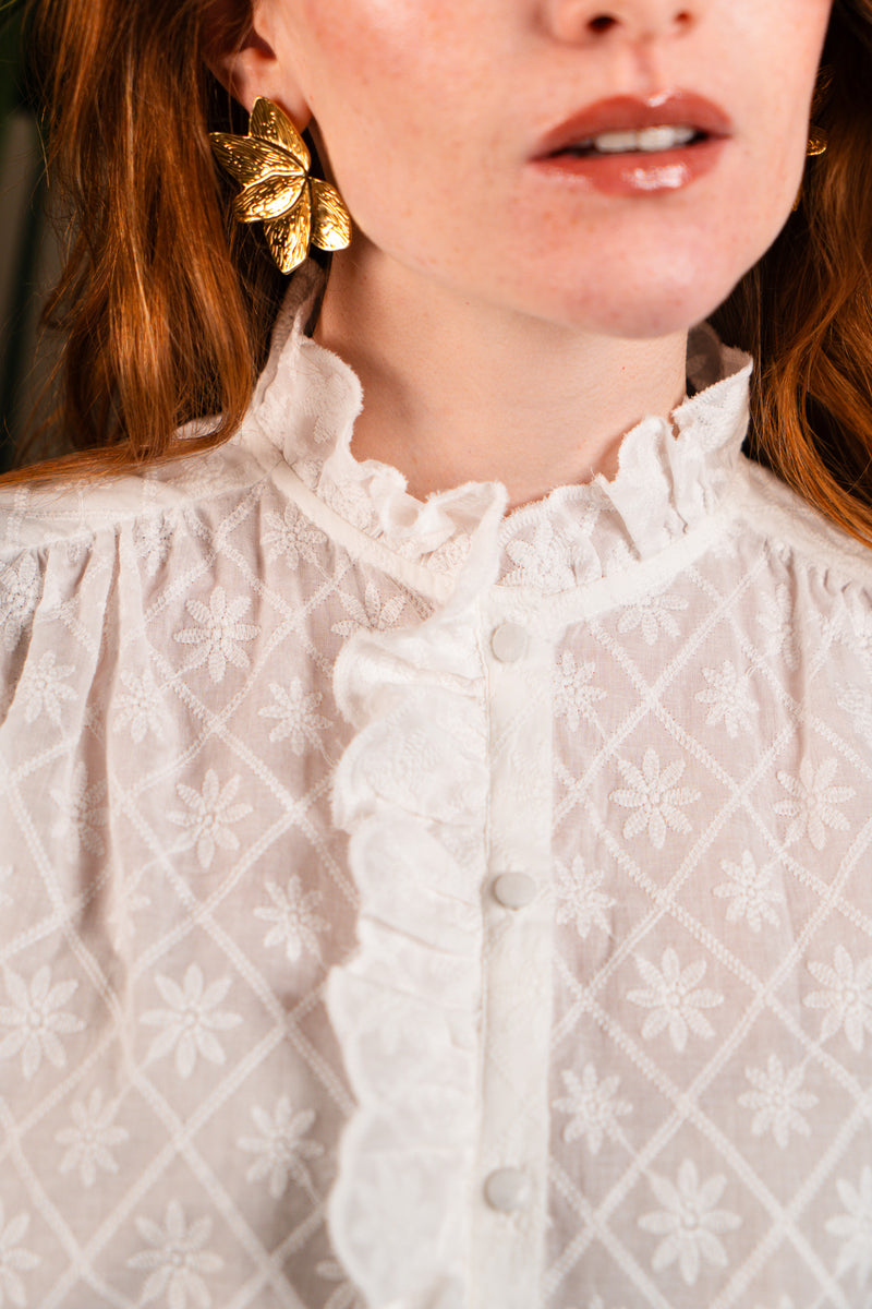 Chemise Cora femme en coton blanc à broderies florales, manches courtes bouffantes - It Hippie