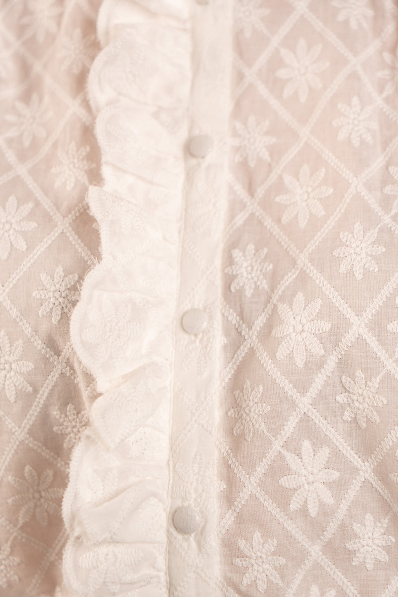 Chemise Cora femme en coton blanc, broderies florales en all over et col féminin - It Hippie