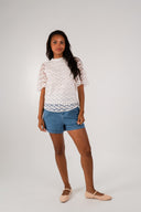 Blouse Églantine femme en dentelle écrue à encolure ronde - It Hippie