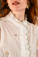 Chemise violette IT HIPPIE pour femmes, haut en tissu léger avec col et manches longues, portée sur un mannequin.