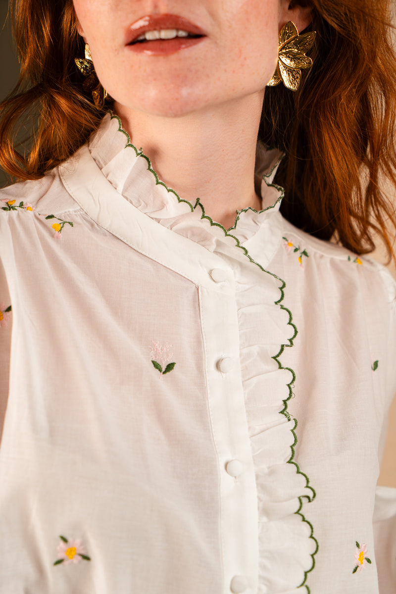 Chemise violette IT HIPPIE pour femmes, haut en tissu léger avec col et manches longues, portée sur un mannequin.
