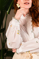 Chemise violette IT HIPPIE, haut en tissu léger, avec col et manches longues, portée sur un mannequin.