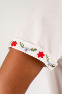 T-shirt Constance femme en coton écru, coupe droite et fleurs brodées - It Hippie