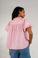 Blouse Oly femme en coton rose à patte de boutonnage volantée - It Hippie