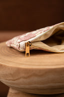 Pochette Odette Fleurs Rose par IT HIPPIE en maroquinerie avec motif floral rose brillant.