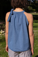 Top sans manches Céline en coton bleu doux, lien à nouer sur le côté - It Hippie