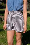 Short Arthur femme en coton marine à rayures, taille haute et ceinture à nouer - It Hippie