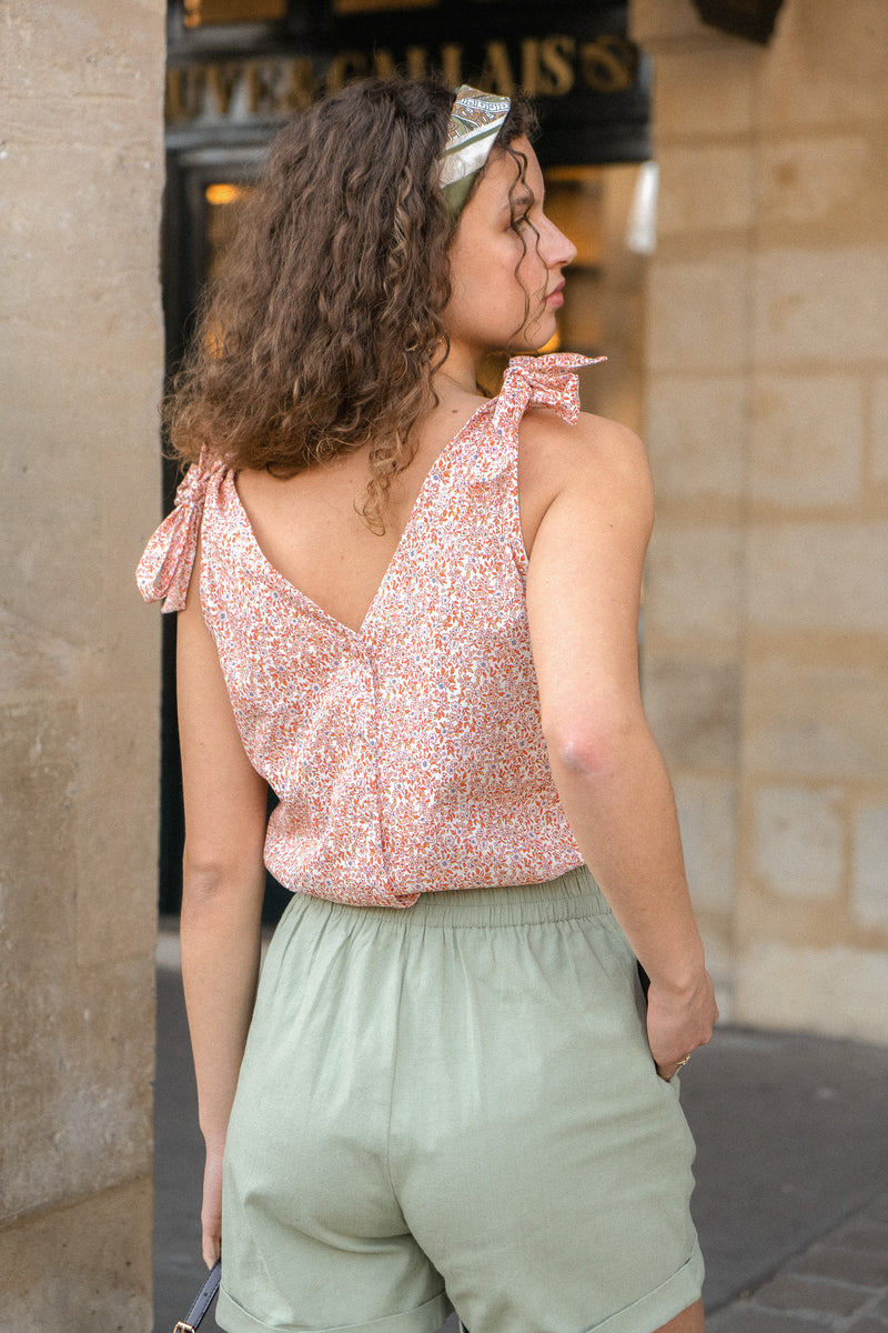 Short Nino de la marque IT HIPPIE, en tissu léger avec taille élastique, porté avec un haut blanc.