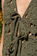 Gilet sans manches Pauline en crochet de coton kaki, lien à nouer - It Hippie