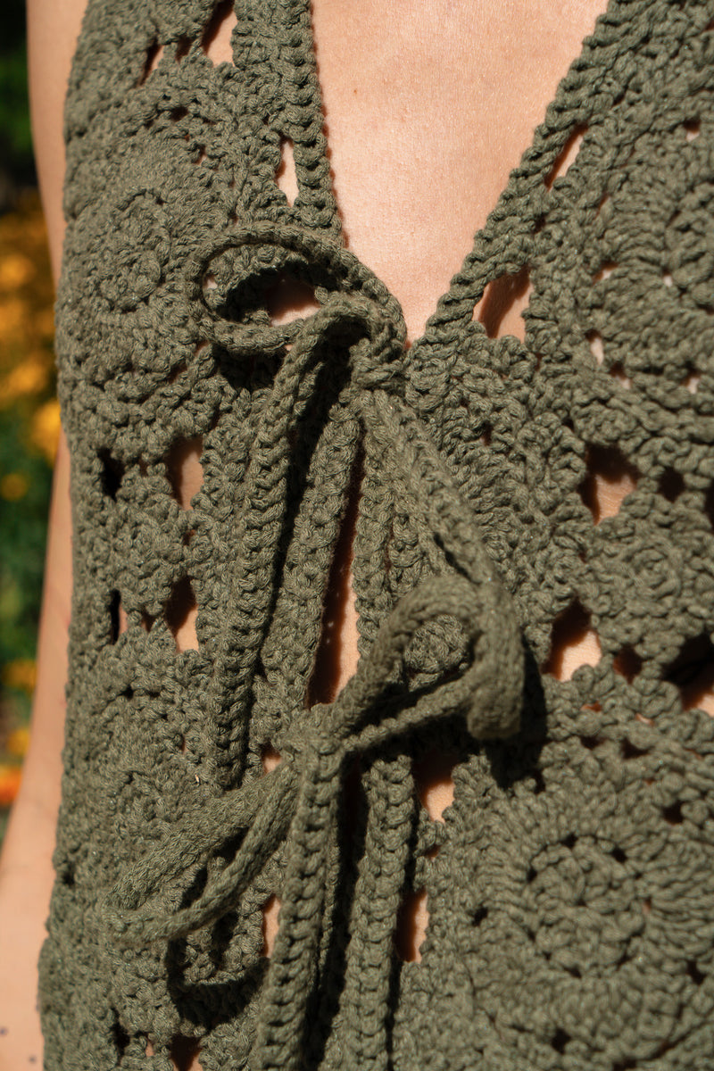 Gilet sans manches Pauline en crochet de coton kaki, lien à nouer - It Hippie