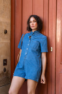 Combishort Meryl femme en denim bleu, col chemise et coupe oversize - It Hippie