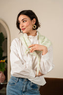 Foulard en maille Nils de la marque IT HIPPIE, tissu doux avec motif élégant, porté autour du cou dans une image.