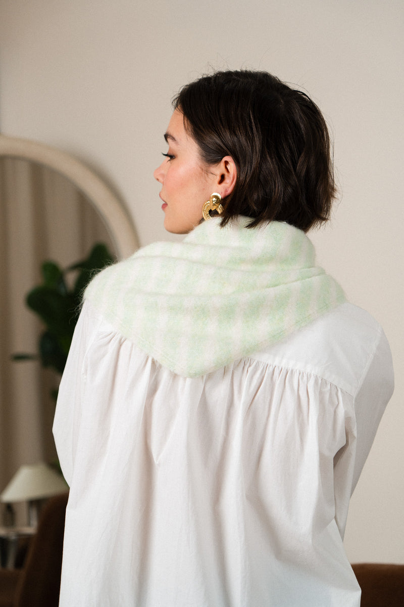 Foulard en maille Nils de la marque IT HIPPIE, texture douce et design élégant visible sur l'image.