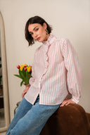 Chemise Alix de la marque IT HIPPIE, haut en tissu léger avec col et manches longues, portée sur un mannequin blanc.