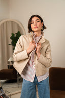 Veste Maë de la marque IT HIPPIE, veste tendance pour femmes, avec détail de fermeture et style moderne.