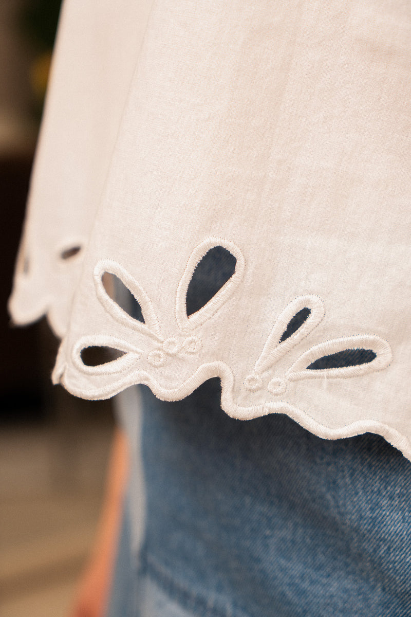 Hauts Émy de la marque IT HIPPIE, top tendance en tissu léger avec détails modernes, porté sur mannequin.