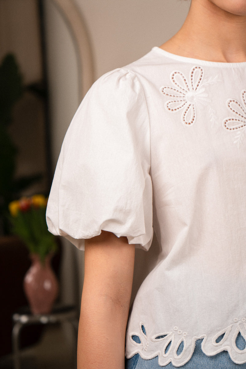 Haut Émy de la marque IT HIPPIE, image montrant le haut tendance avec détails en tissu léger.