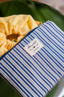 Pochette Odette rayures bleues en maroquinerie IT HIPPIE, finition élégante avec motif à rayures bleues.