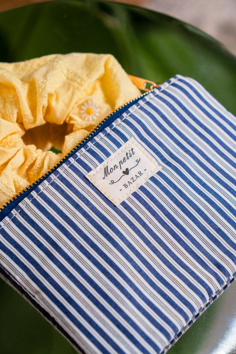 Pochette Odette rayures bleues en maroquinerie IT HIPPIE, finition élégante avec motif à rayures bleues.