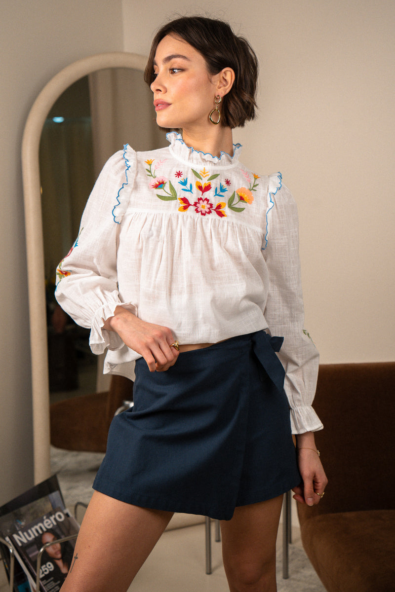 Jupe-short Eliott marine de la marque IT HIPPIE, coupe courte en tissu léger avec ceinture.