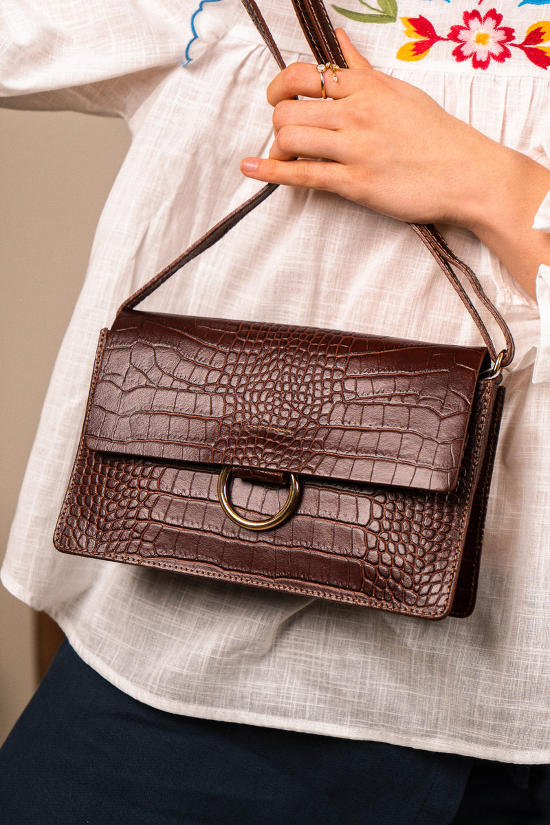 Sac en cuir Firmin Bordeaux de la maroquinerie IT HIPPIE, avec poignées et fermeture élégante, posé sur fond neutre.