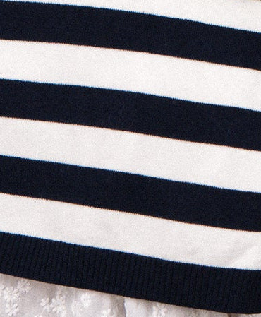 Maile Ily marinière en châle, doux et chaud, avec rayures bleues et blanches, porté enroulé autour du cou.