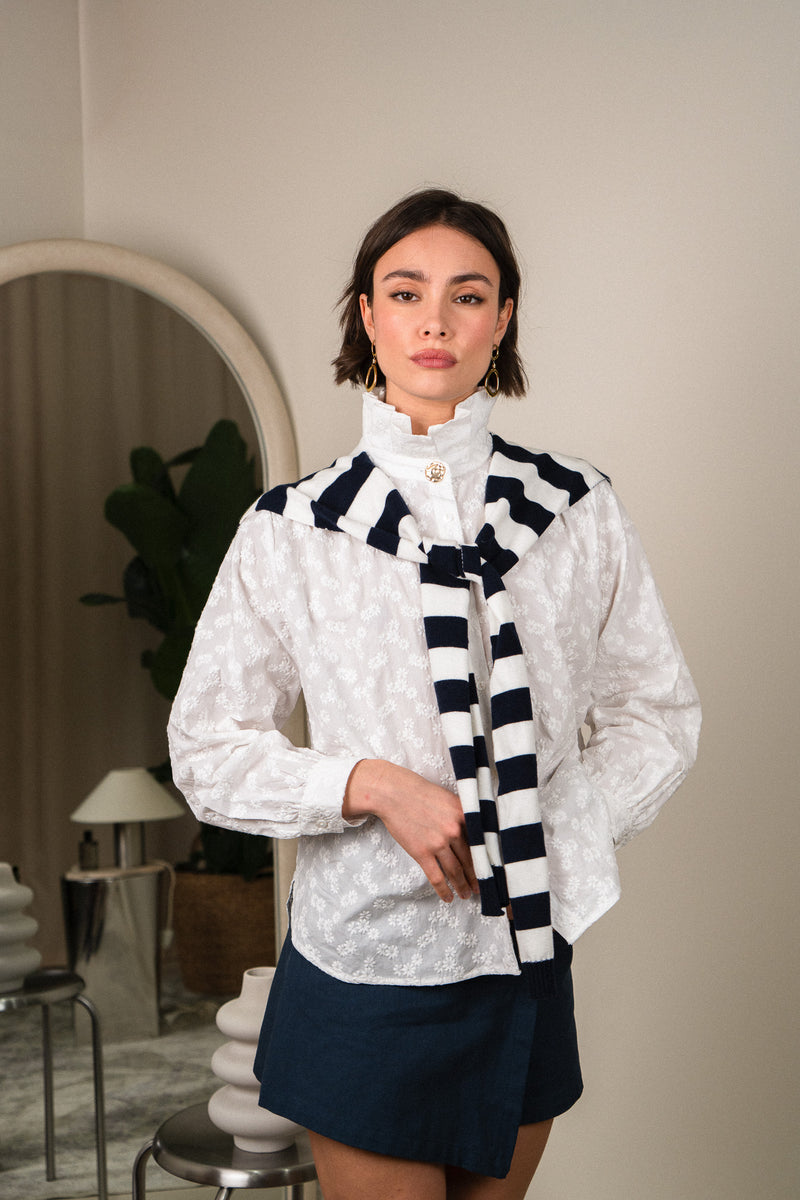 Maile Ily marinière avec châle gris et blanc, tissu doux, style décontracté, porté avec élégance.