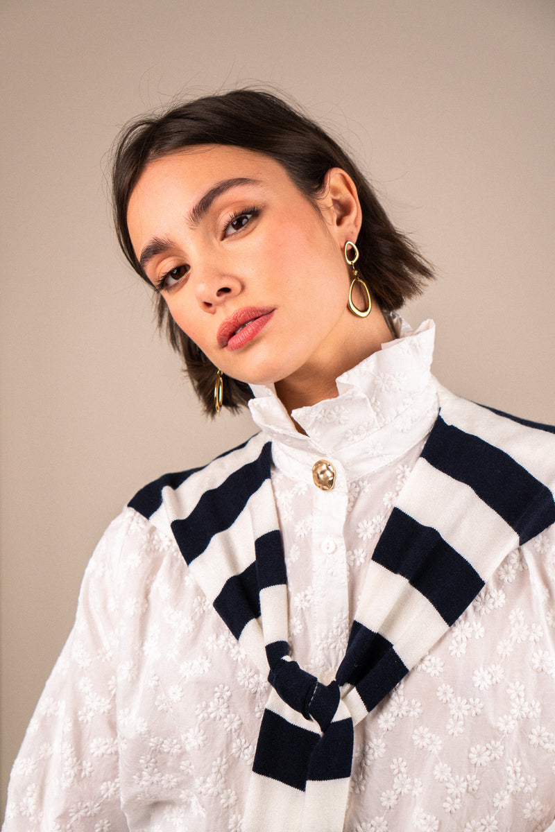 Maile Ily marinière en châle, douce et chaude, avec rayures bleues et blanches, porté comme un accessoire élégant.