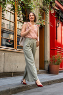 Pantalon large Gabriel femme en polyester vert sauge, plis sur l'avant - It Hippie
