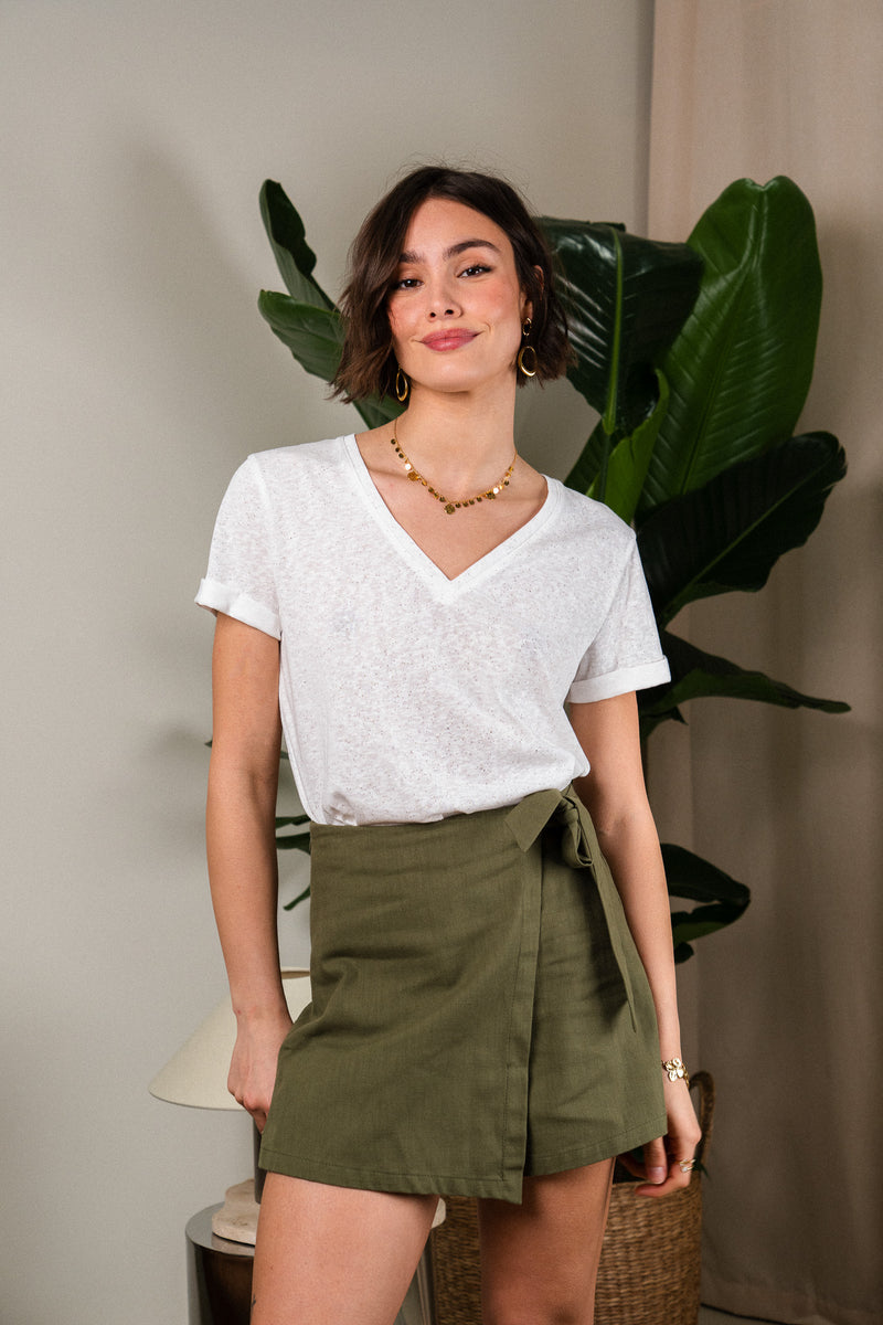 Haut IT HIPPIE Ayden - T-shirt en coton avec logo graphique, porté par un mannequin debout, vue de face.
