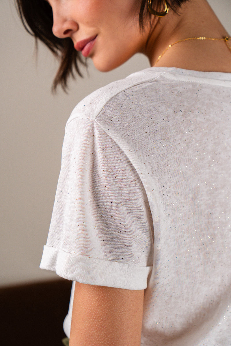 Haut T-shirt Ayden de la marque IT HIPPIE, en coton confortable, porté sur un mannequin blanc, vue de face.