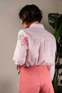 Chemise Louna de la marque IT HIPPIE, haut en tissu léger avec col et manches longues, portée sur un mannequin.