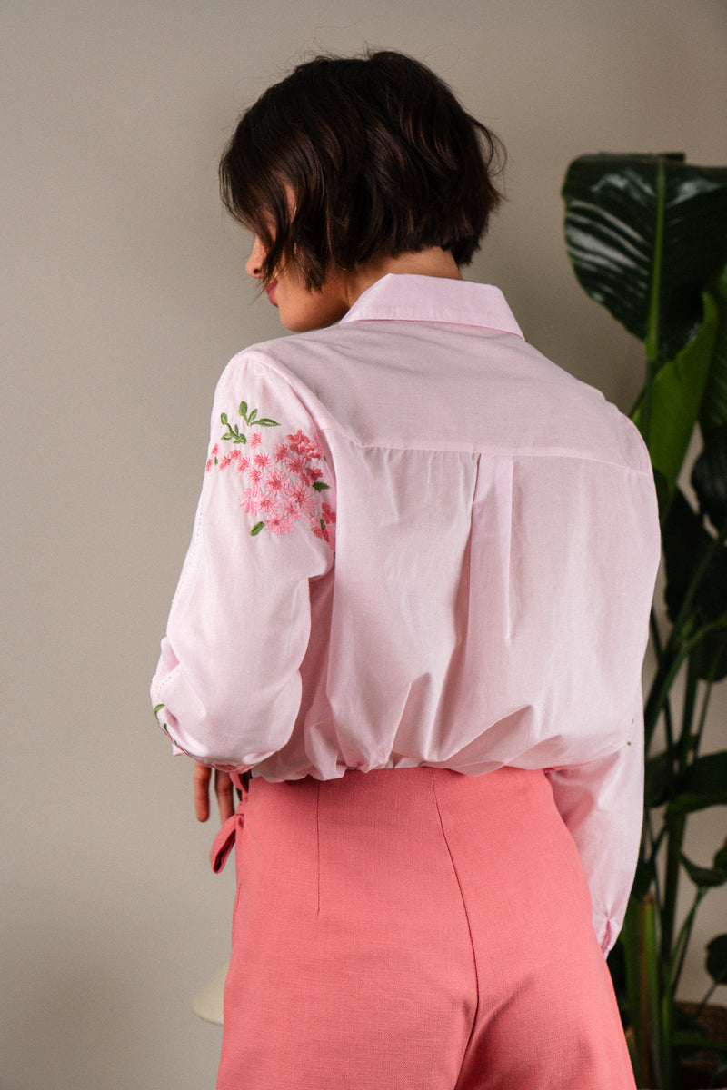 Chemise Louna de la marque IT HIPPIE, haut en tissu léger avec col et manches longues, portée sur un mannequin.
