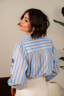 Chemise Nola de la marque IT HIPPIE, coupe élégante en tissu léger, portée sur un mannequin, vue de face.